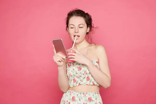 Foto Alegre Joven Linda Mujer Europea Sostiene Teléfono Móvil Bebida —  Fotos de Stock