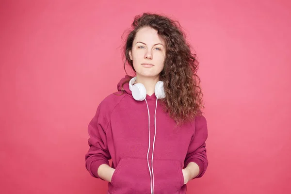 Allvarlig Kvinnlig Student Håller Händerna Fickor Har Trött Uttryck Försöker — Stockfoto