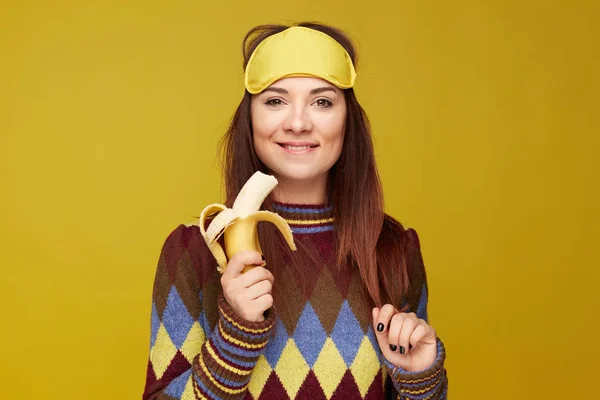 Studiová Portrét Šťastné Mladé Ženy Držící Čerstvý Banánový Banán Ruce — Stock fotografie