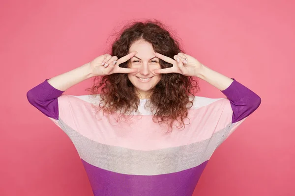 Close Isolado Estúdio Retrato Jovem Branco Bonito Feminino Sorrindo Olhando — Fotografia de Stock