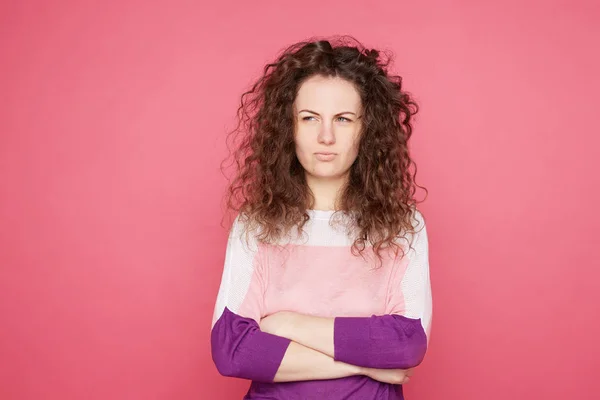 Bastante Caucásica Joven Ojos Azules Mujer Pelo Rizado Vestido Casualmente — Foto de Stock