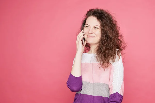 Gelukkig Positief Vrouwtje Met Krullend Haar Schattige Glimlach Voelt Goed — Stockfoto