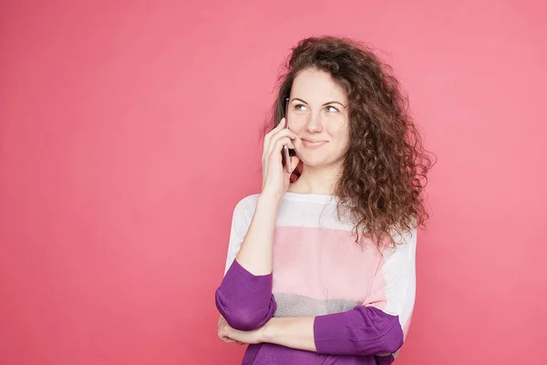 Feliz Dama Caucásica Millennial Tiene Sonrisa Tierna Habla Por Teléfono — Foto de Stock