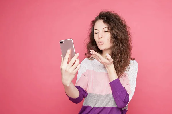 Schöne Junge Weibliche Modell Sendet Luftkuss Vor Der Kamera Des — Stockfoto