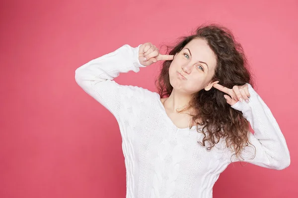 Bastante Infantil Estudiante Caucásica Hembra Con Pelo Funky Soplando Mejillas — Foto de Stock