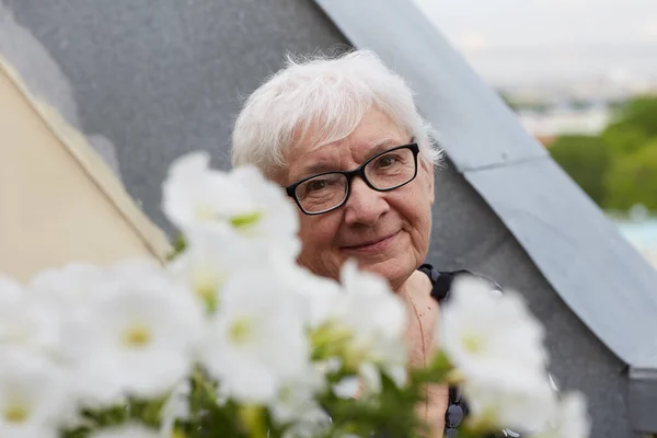 Aire Libre Retrato Cerca Hermosa Mujer Pelo Gris Arrugado Madura — Foto de Stock