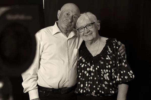 Retrato Pareja Ancianos Mayores Demuestran Verdadero Amor Uno Otro Tienen — Foto de Stock