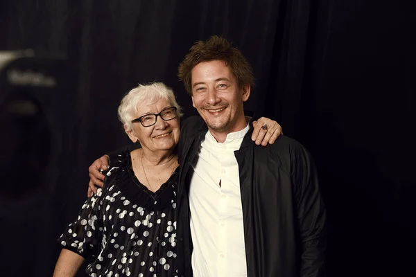 Dos Generaciones Retrato Familiar Interior Mujer Madura Pelo Gris Arrugado — Foto de Stock