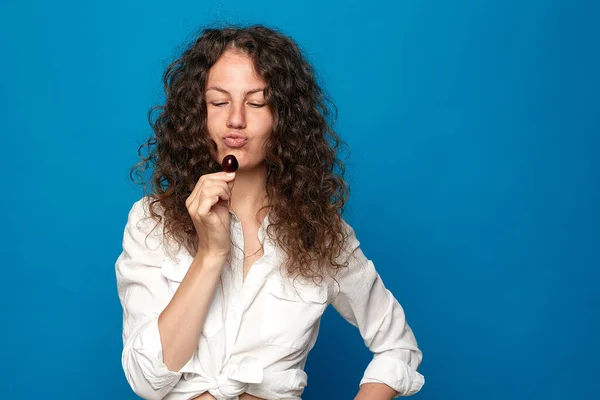 Atractiva Hembra Con Piel Sana Bronceada Por Sol Belleza Natural — Foto de Stock