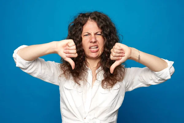 Mujer Pelo Rizado Muestra Signo Desaprobación Gesto Pulgar Hacia Abajo — Foto de Stock