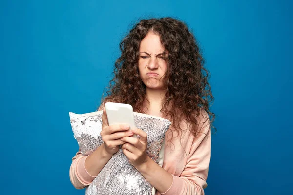 Upset Female Reads Text Message Smart Phone Reminds Bills Needs — Stock Photo, Image