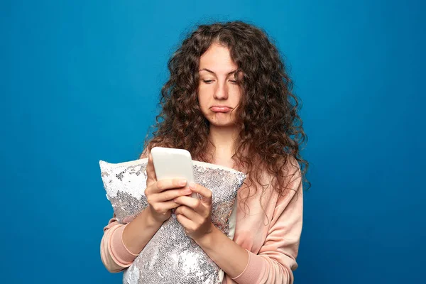 Aantrekkelijk Teleurgesteld Jonge Vrouw Met Zongebruinde Schone Huid Heeft Overstuur — Stockfoto