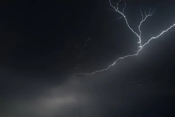 夜雷雨曇り空で雷します — ストック写真