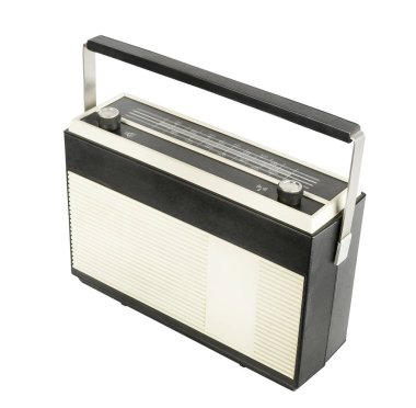 Eski transistör taşınabilir radyo alıcısı. Beyaz arka plan üzerinde izole 