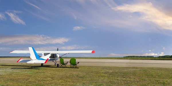 Havaalanı üzerinde hafif uçak — Stok fotoğraf