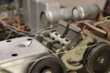 İçinde radyo elektronik parçaları olan eski bir elektronik cihaz radyo alıcısı. 