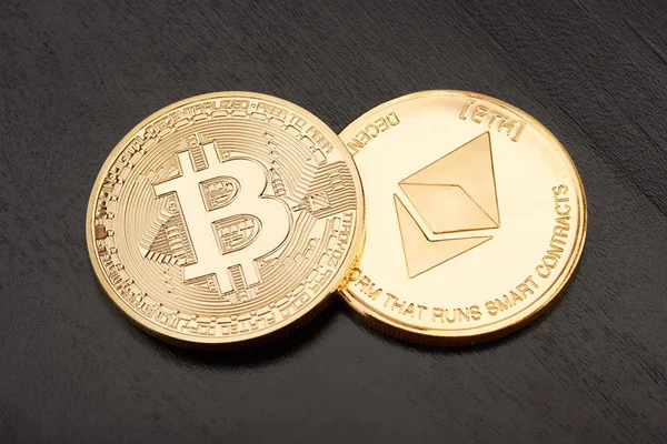 Goldener Bitcoin Und Ethereum Auf Schwarzem Holztisch — Stockfoto