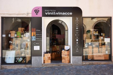 Barolo, İtalya - 6 Ağustos: Enoteca, güneşli yaz günü şarap dükkanı Piyemonte üzerinde 6 Ağustos 2016 Barolo, İtalya.