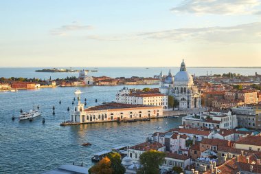 Venedik 'teki Santa Maria della Salute Kilisesi hava görüntüsü Punta della Dogana ile gün batımından önce, İtalya