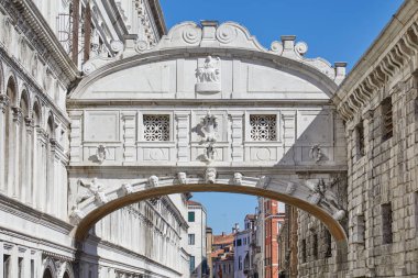 Köprü iç İtalya mavi gökyüzü güneşli bir günde Venedikte geçiriyor