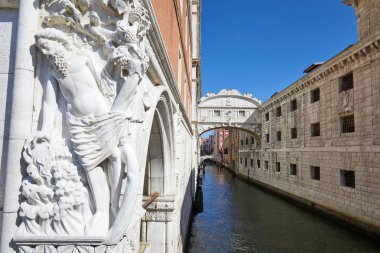 İç geçiriyor Köprüsü Venedik, İtalya, mavi gökyüzü güneşli bir günde kimse