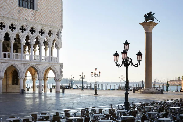 日の出 ヴェネツィア イタリアで誰もサン マルコ広場 — ストック写真