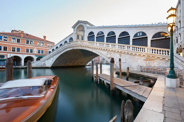 Der Große Kanal Und Die Rialtobrücke Frühmorgens Niemand Venedig Italien — Stockfoto