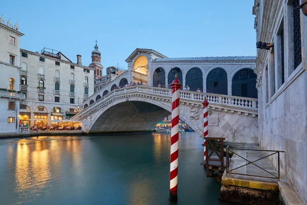 Der Große Kanal Und Die Rialtobrücke Mit Menschen Abend Venedig — Stockfoto