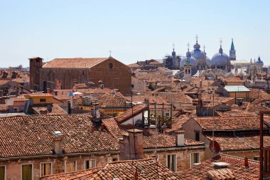 Venedik çatıları, tuğla binalar ve San Marco Bazilikası'nın kubbe yaz, İtalya