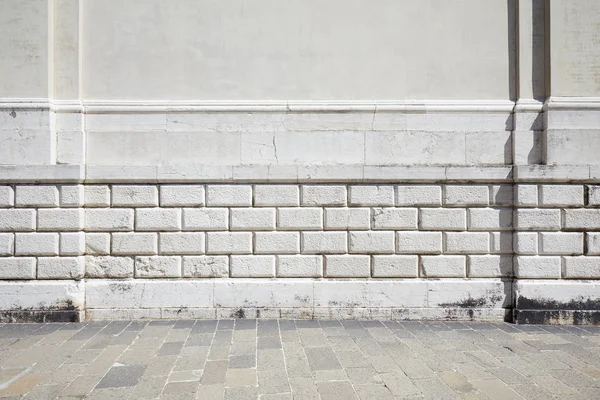 空の石タイル張りの歩道と成形と白い壁 — ストック写真