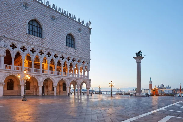 Náměstí San Marco Paláce Doge Sloupec Socha Lva Nikdo Úsvitu — Stock fotografie