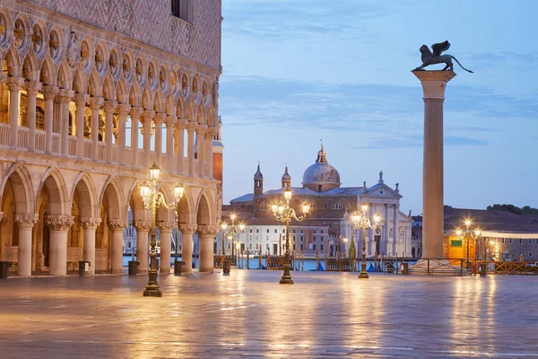 ドージェ宮殿 ヴェネツィア イタリアで早朝で誰もライオン像柱空のサン マルコ広場 — ストック写真