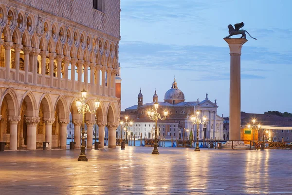 Plaza Vacía San Marco Con Palacio Ducal Columna Con Estatua — Foto de Stock