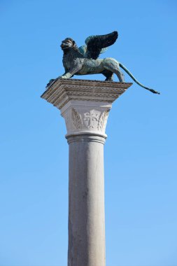 San Marco aslan heykeli sütun, güneşli bir günde, mavi gökyüzü İtalya Venedik sembolü kanatlı