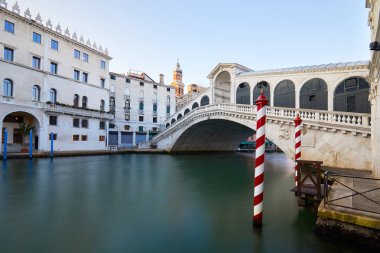 Rialto Köprüsü ve The Grand Canal Venedik, kimse sabah, İtalya