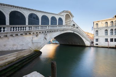 Rialto Köprüsü ve The Grand Canal Venedik, kimse sakin sabah, İtalya