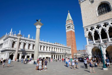 Venice, İtalya - 13 Ağustos 2017: Marco Çan Kulesi, Ulusal Marciana Kütüphanesi cephe, aslan heykeli ve insanlar kare, berrak mavi gökyüzünün Venedik, İtalya