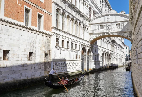 Venice Italy August 2017 Bridge Sighs Woman Man Gondola Boat — Stock Photo, Image