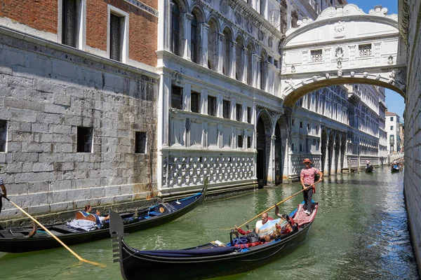 Venice Italy August 2017 Bridge Sighs People Tourists Gondola Boat — Stock Photo, Image