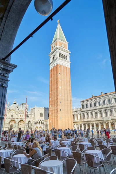 アーケード イタリアの日当たりの良い夏の日の青い空から見た観光客と歩道のテーブルでヴェネツィア イタリア 2017 サンマルコ広場 — ストック写真