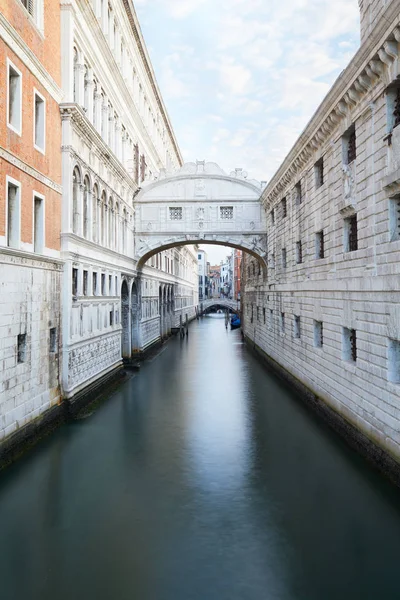 Мост Вздохов Спокойная Вода Канале Никто Венеции Италия — стоковое фото