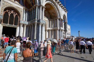 Venice, İtalya - 13 Ağustos 2017: İnsanlar ve turistler sıra yakınındaki San Marco Bazilikası'na girişte bir güneşli yaz günü Venedik, İtalya 