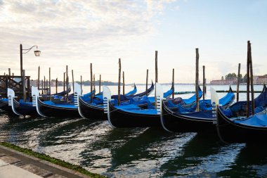 Grand Canal Venedik, kimse sabahın erken saatlerinde gondol tekneler