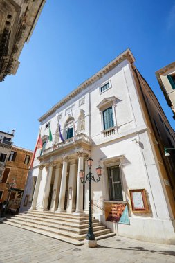 Venice, İtalya - 14 Ağustos 2017: Tiyatro La Fenice Binası, güneşli yaz gün görünümünde geniş açı açık mavi gökyüzü Venedik, İtalya