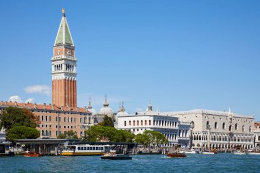 Venedik, Büyük Kanal Marco Çan Kulesi, doge Sarayı ve sahil ile güneşli yaz günde görüntülemek