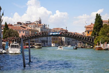 Venice, İtalya - 14 Ağustos 2017: Canal Grande ve Ponte dell'Accademia köprü bir güneşli yaz günü insanlar ile