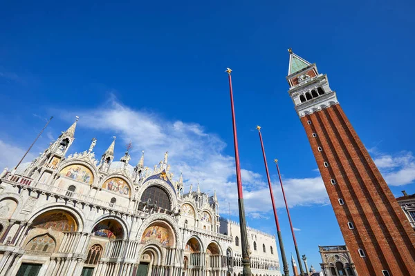 晴れた夏の日のイタリアのヴェネツィアとベルのタワー 青い空に聖マルコ大聖堂のファサード — ストック写真