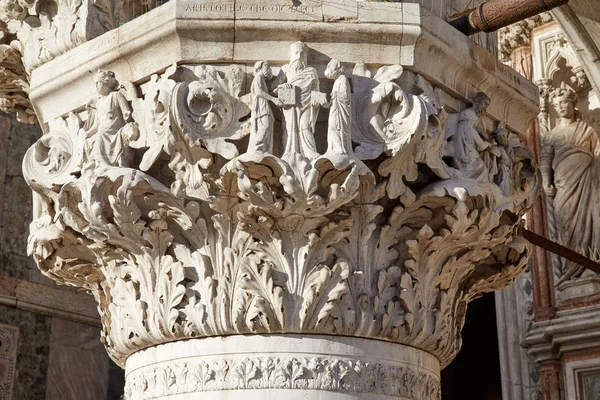 Veneza Escultura Capital Branca Com Personagens Antigos Palácio Doge Dia — Fotografia de Stock