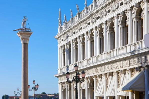 Venetië Saint Theodore Standbeeld Marciana Libray Gevel Zonnige Dag Italië — Stockfoto