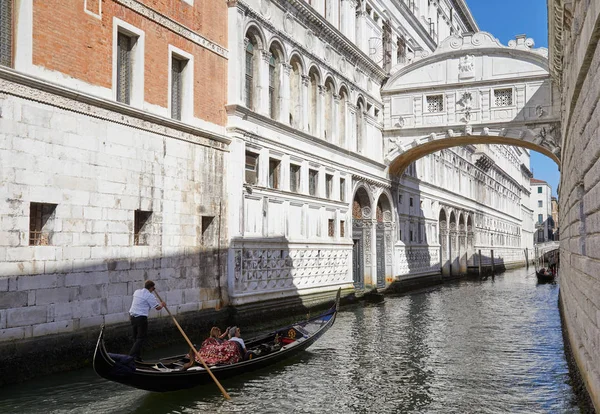 Венеція Італія Серпня 2017 Палаццо Грассі Жінки Беручи Фотографії Людина — стокове фото